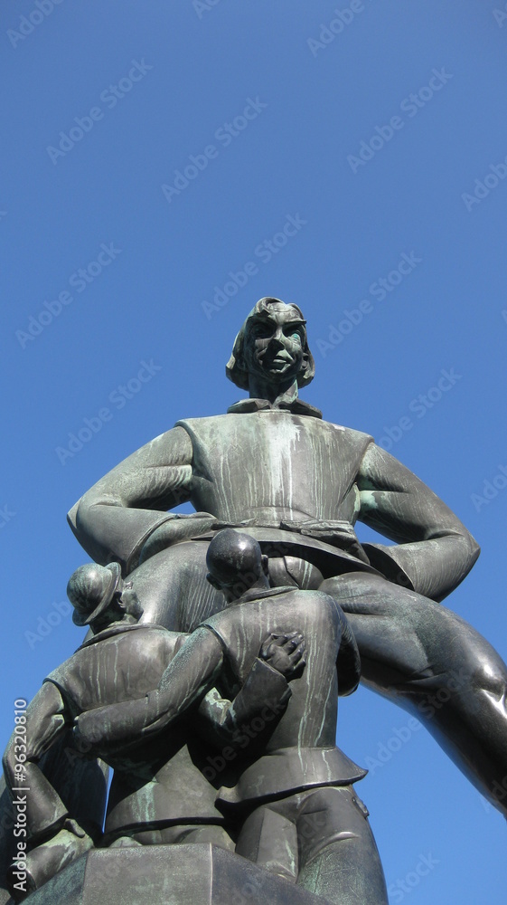 Памятник великану Длинному Вапперу в Антверпене