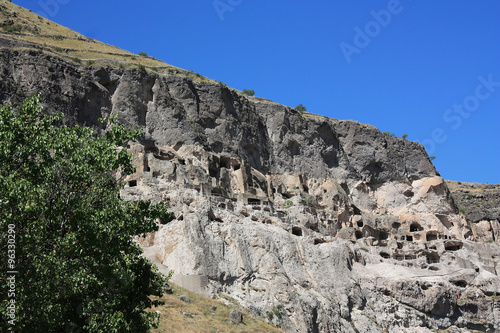 Felswand mit Wohnhöhlen, Höhlenstadt Wadsia im Süden Georgiens