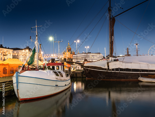 Obraz na płótnie Boats on marketplace w salonie