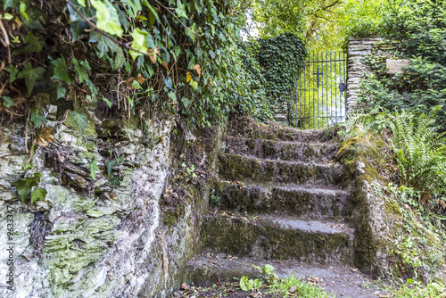 Mittelalterliche Treppe zur Pforte eines alten Friedhofs