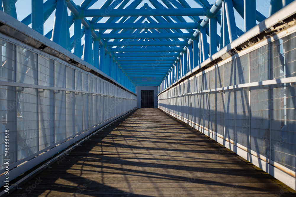 Metallic bridge crossing