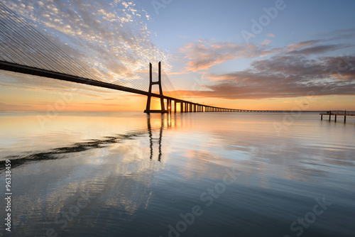 Nascer do Sol na Ponte Vasco da Gama em Lisboa © aroxopt