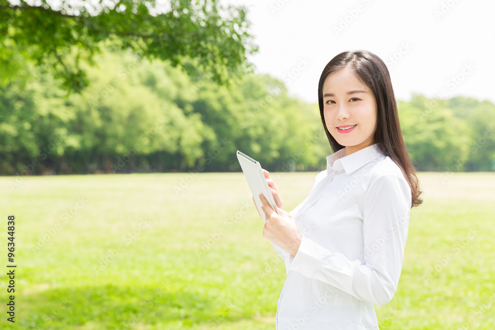 タブレットを見る女性 タブレットを見る女性