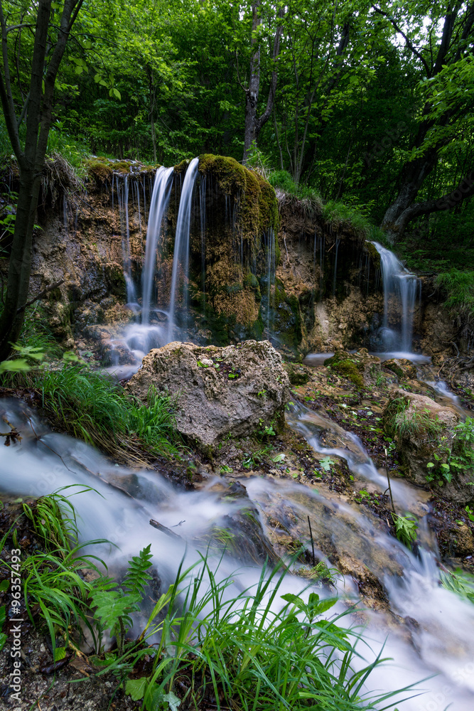 Naklejka premium Halny potok z wodospadami