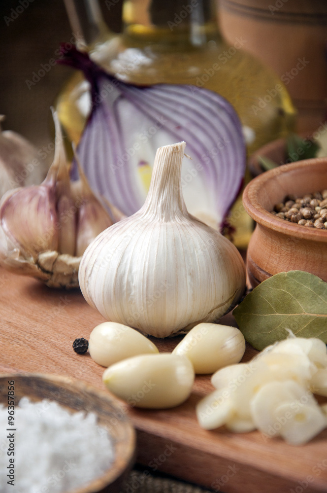 Garlic, onion, coriander, sesame seeds, black pepper, bay leaf, sea salt Garlic, onion, coriander, sesame seeds, black pepper, bay leaf, sea salt