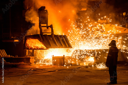 Tableau sur toile Steelworker near a blast furnace with sparks