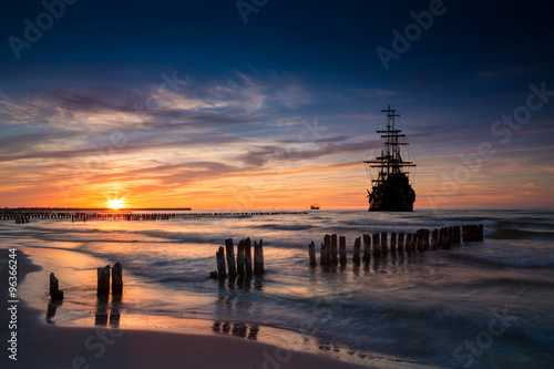 Obraz na plátně Old ship silhouette in sunset scenery