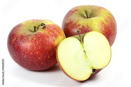 Äpfel der Sorte Ingrid Marie isoliert auf weißem Hintergrund