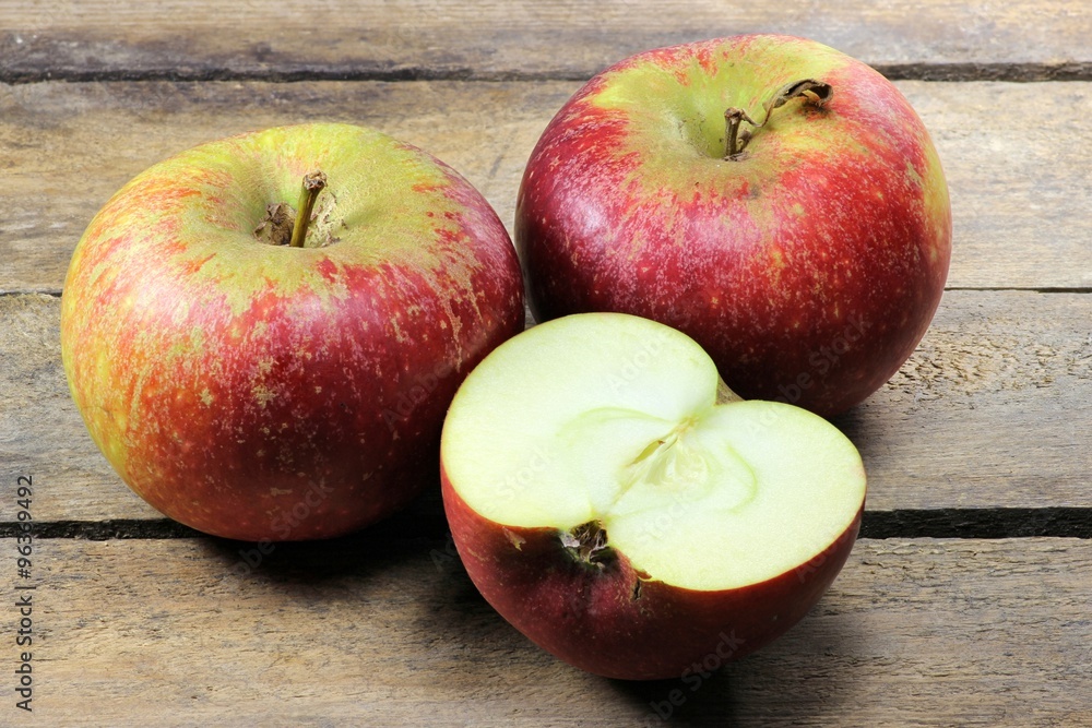 Äpfel der Sorte Ingrid Marie auf alter Obstkiste Äpfel der Sorte Ingrid Marie auf alter Obstkiste