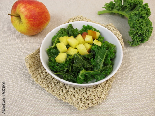 Grünkohlsalat mit gebackenem Apfel photo