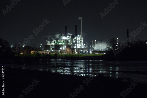 Foto Chemiepark bei Nacht