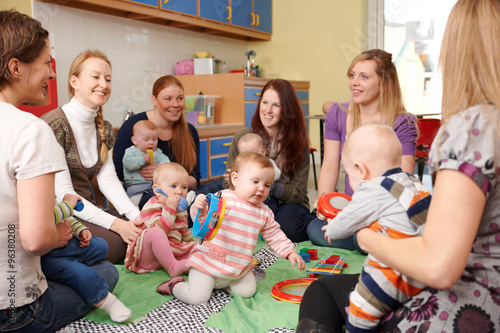 Valokuva Group Of Mothers With Babies At Playgroup