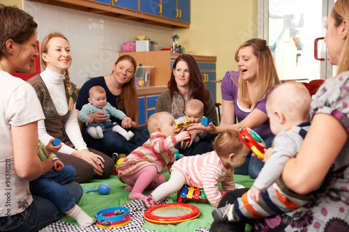 Konstfotografi Group Of Mothers With Babies At Playgroup