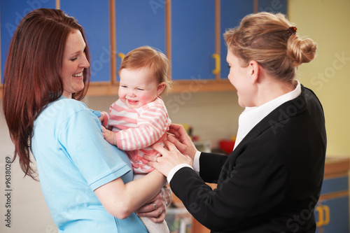 Foto Working Mother Dropping Child Off At Nursery