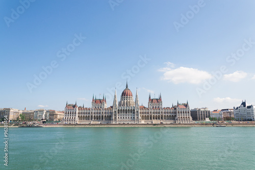 Parlement de Budapest vue depuis l'autre rive du Danube en plan large