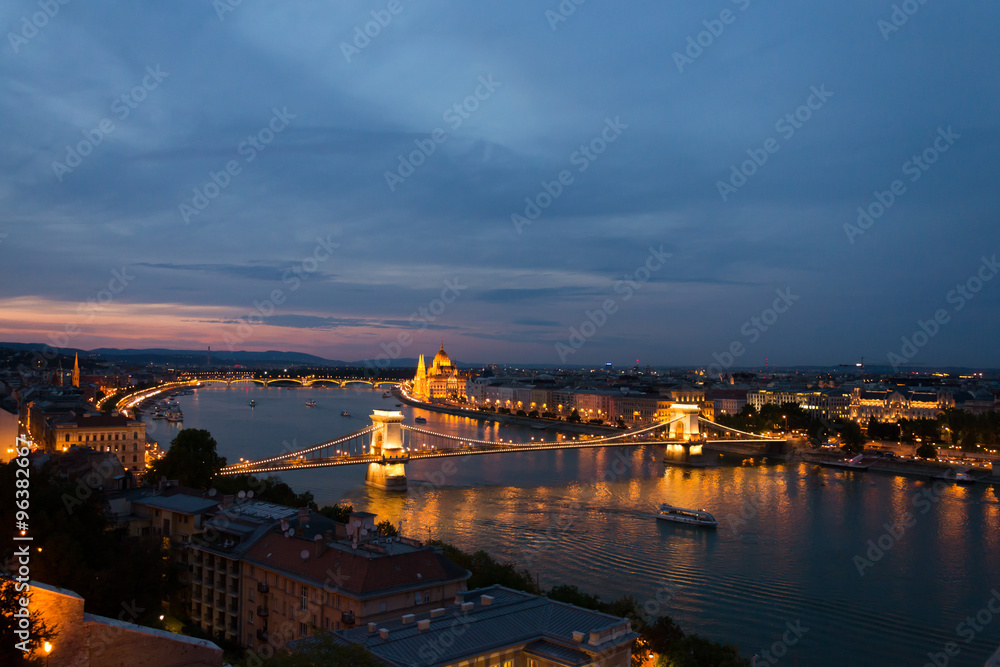 Vue de la ville de Budapest de nuit depuis le Danube sur le Parlement