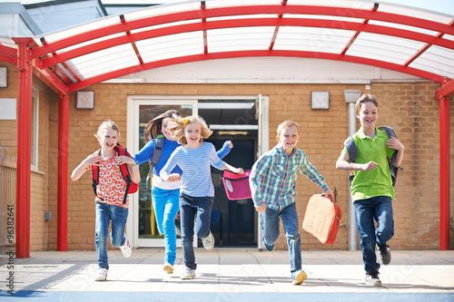 Canvas Print Schoolchildren Running Into Playground At End Of Class