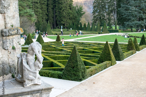 Parc de Vizille vue élevée : au premier plan statue sans tête et au second plan jardin à la française, haies graphiques à motifs géométriques