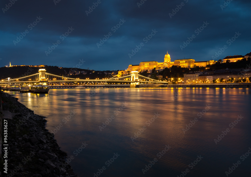 Vue de Budapest de nuit sur le Danube depuis le Parlement