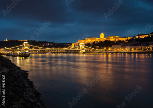 Vue de Budapest de nuit sur le Danube depuis le Parlement