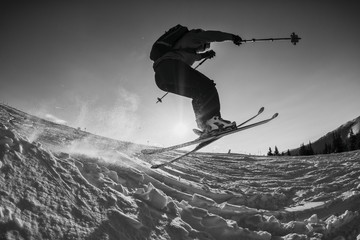 Fotobehang Wintersport Freestyle skiër springt zwart-wit  © catgrig
