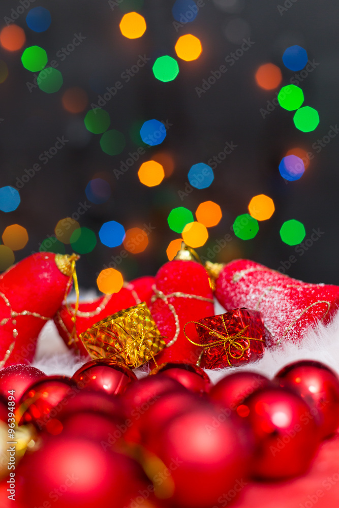 Obraz premium Christmas background with a red ornament, golden gift box and fi