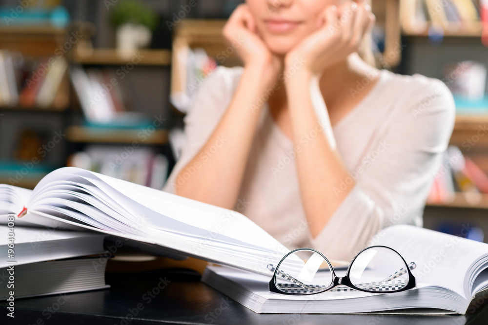 Ταπετσαρία Books and manuals are lying on the desk.