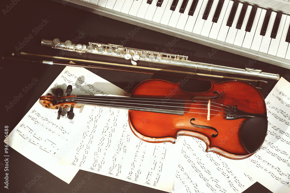 Naklejka premium Musical instruments with music notes on dark background