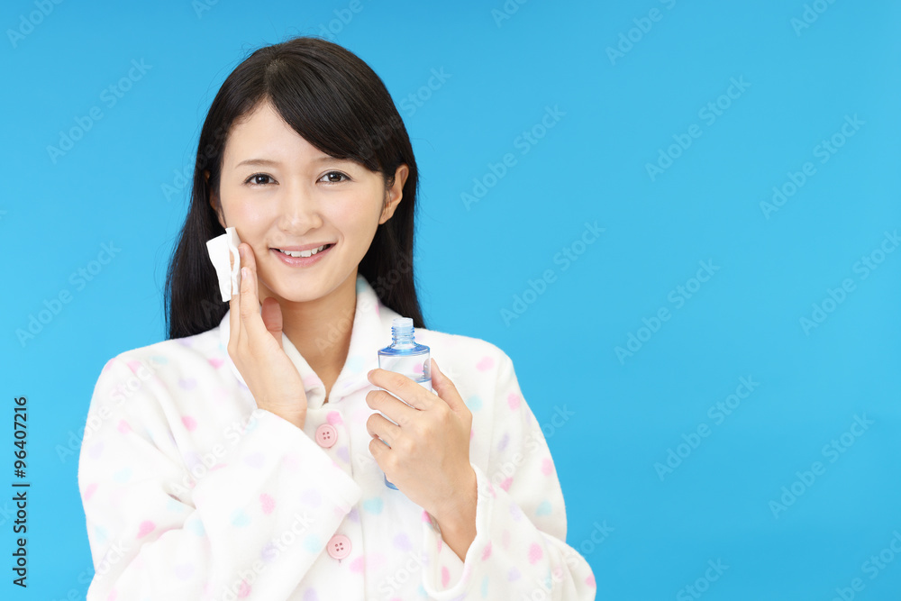 スキンケアをする女性 スキンケアをする女性