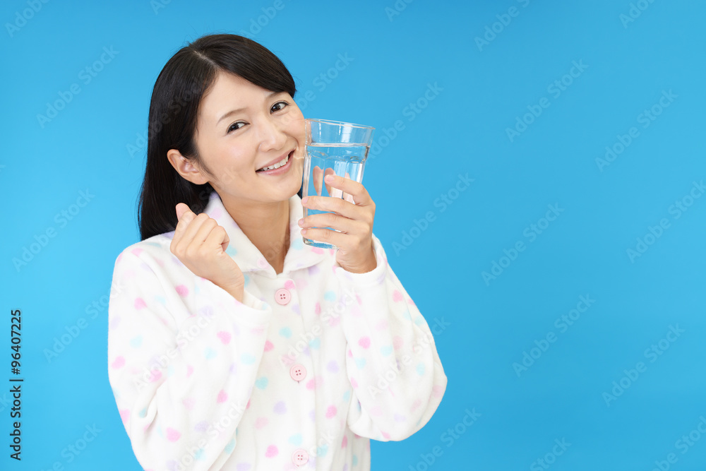 お水を飲む女性