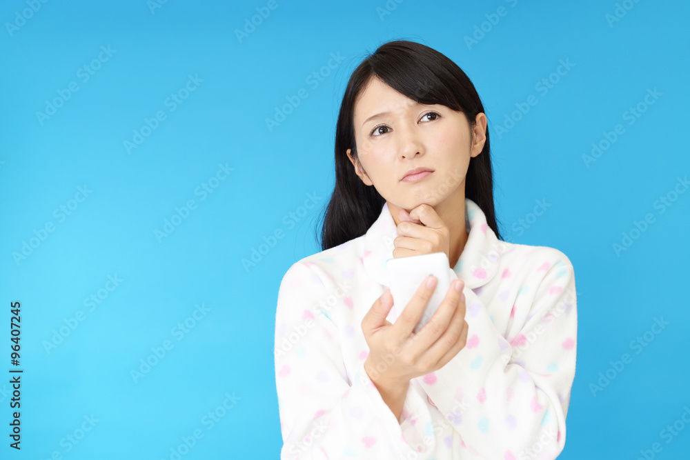 スマートフォンを持つ女性