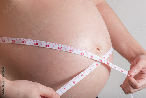 measure pregnant woman big belly size