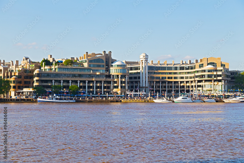 Fototapeta premium Georgetown Park nabrzeże przy zmierzchem w washington dc, usa. Widok na panoramę nabrzeża od wyspy Theodore Roosevelt.