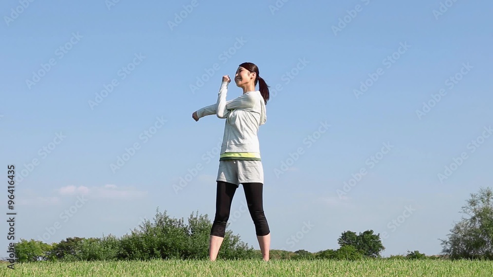 準備運動する女性