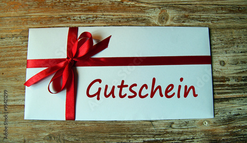 Gutschein - Briefumschlag mit roter Schleife   
