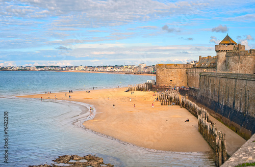 Fotografie Atlantic beach under the towers of city walls in St Malo, Britta