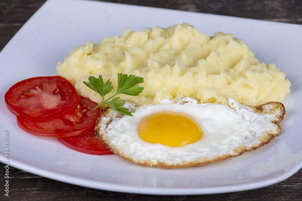 Mashed potatoes with fried eggs and tomato Mashed potatoes with fried eggs and tomato