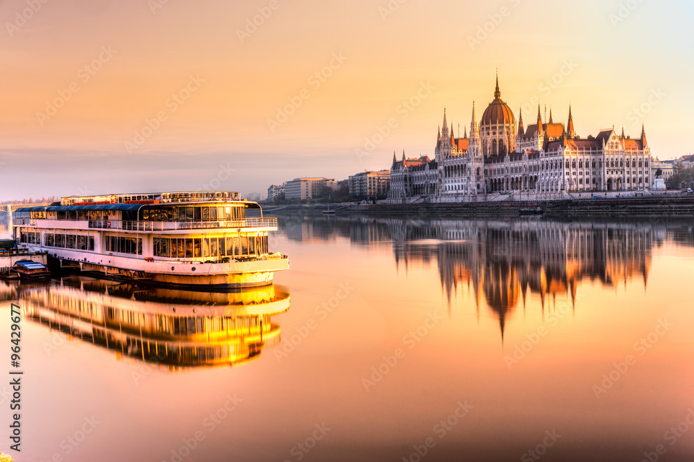 Naklejka premium Parlament Budapesztu o wschodzie słońca, Węgry