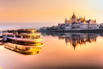 Acrylglasbilder Budapest Parlament Budapest im Morgenrot  © Luciano Mortula-LGM