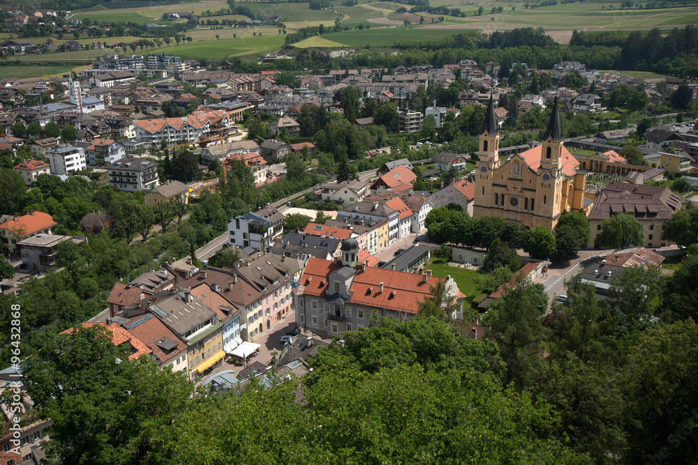Turmblick von Schloss Bruneck auf die gleichnamige Stadt Bruneck, Südtirol, Italien