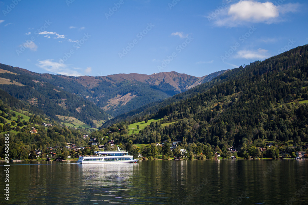 Schiff auf einem See Schiff auf einem See