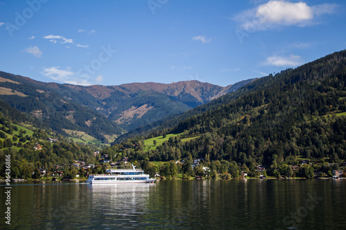 Schiff auf einem See