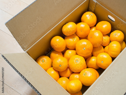 段ボールに入った蜜柑