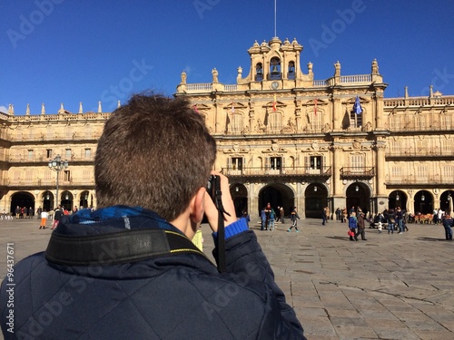 joven fotografiando la plaza mayor de salamanca photo