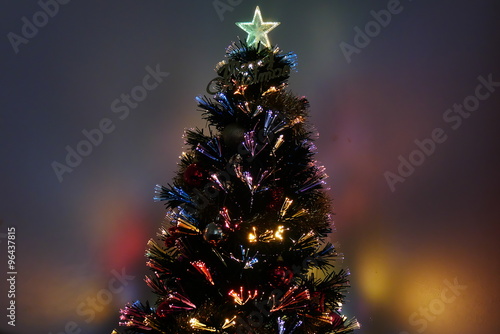 虹色に輝くクリスマスツリー