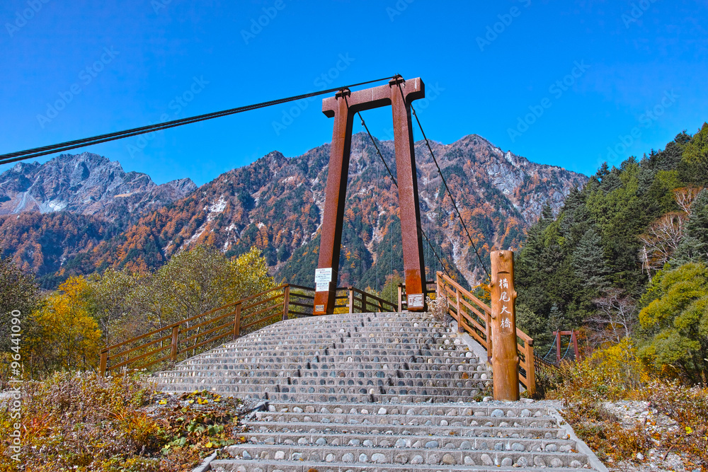 秋の上高地　横尾大橋の風景
