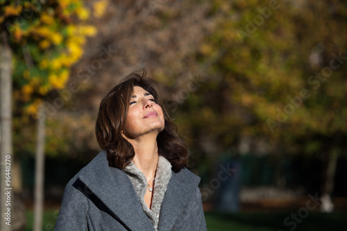 Ritratto di donna al parco in autunno photo