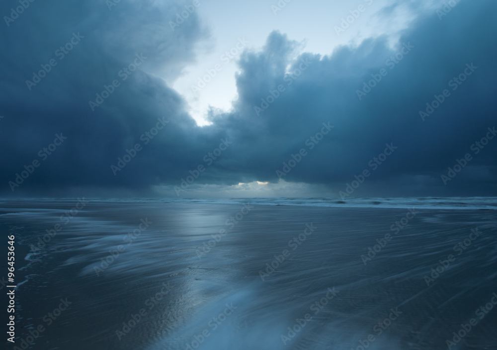 Donkere onweersbuien boven het strand Donkere onweersbuien boven het strand
