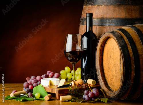 Fototapeta Naklejka Na Ścianę i Meble -  Cabernet Sauvignon wine, grapes and cheese