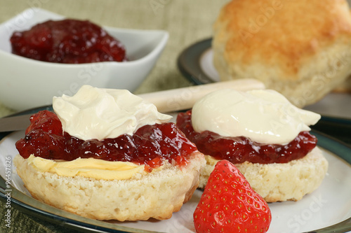 Obraz na płótnie devon cream scone with strawberry jam